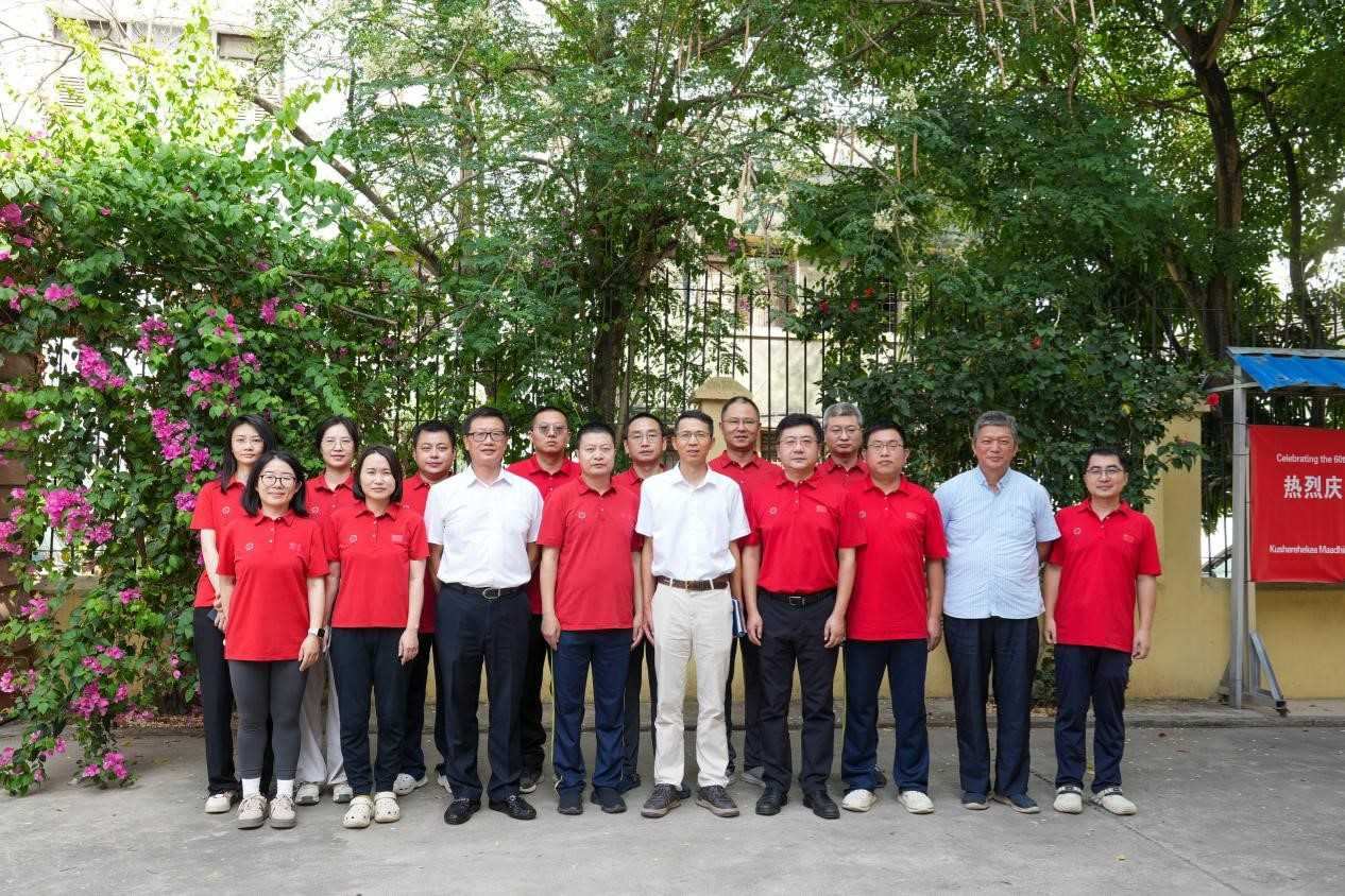 李強華與醫(yī)療隊合影。中國援桑醫(yī)療隊供圖