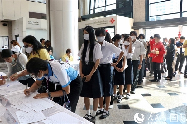 獻(xiàn)血者排隊(duì)填寫報(bào)名表。朱瀟逸攝