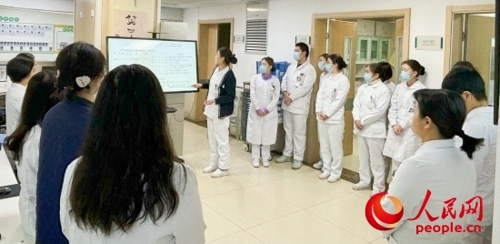 華西第四醫(yī)院姑息醫(yī)學(xué)科交班會(huì)上，護(hù)士介紹患者情況。人民網(wǎng)記者 金慧慧攝