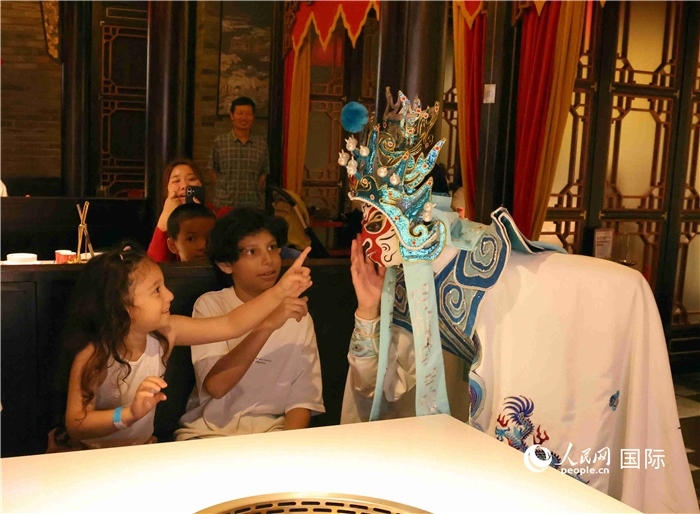 迪拜火鍋店里的川劇變臉表演。 人民網(wǎng)記者 管克江攝