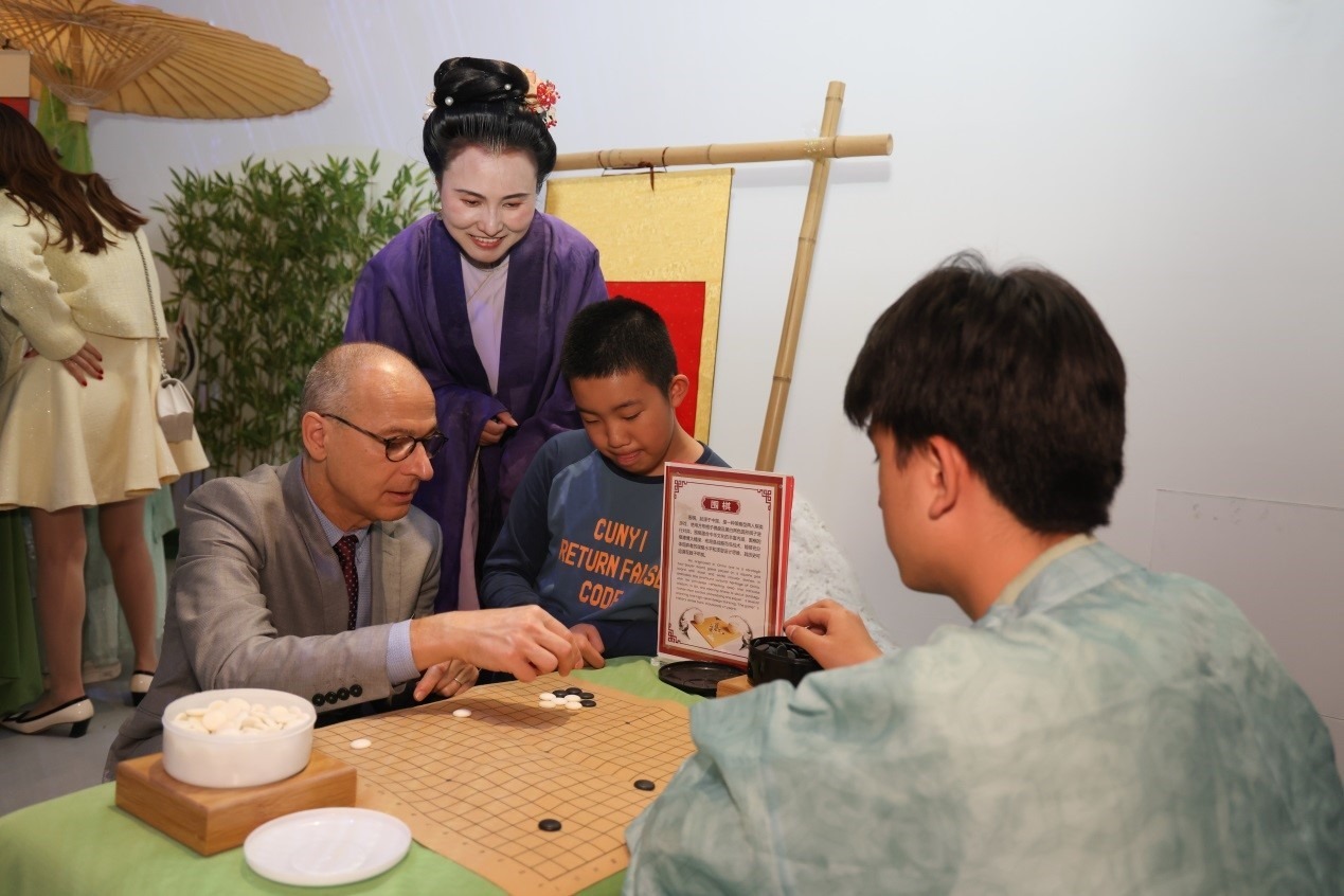 嘉賓體驗(yàn)圍棋對弈。人民網(wǎng)記者 任皓宇攝