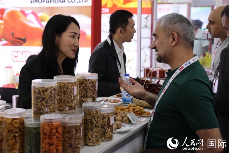 中外商家在第三十屆海灣食品展上交流。人民網(wǎng)記者 張志文攝