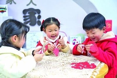 圖為孩子們?cè)诶蠋熤笇?dǎo)下制作蛇年主題剪紙。 新華社記者 徐昱攝