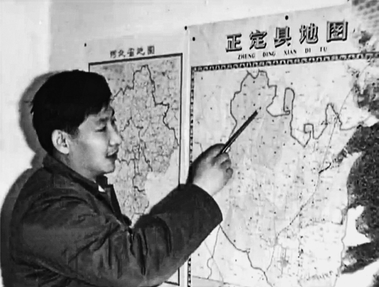 習(xí)近平在辦公室地圖前謀劃正定的發(fā)展。（圖源：《讓群眾過上好日子——習(xí)近平正定足跡》）