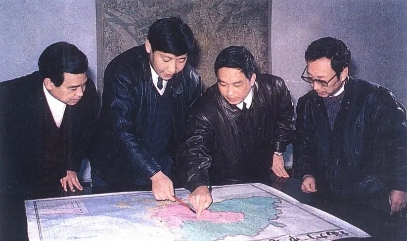 1991年12月，習近平與同事討論福州市戰(zhàn)略規(guī)劃設想。（圖源：《習近平在福州》）