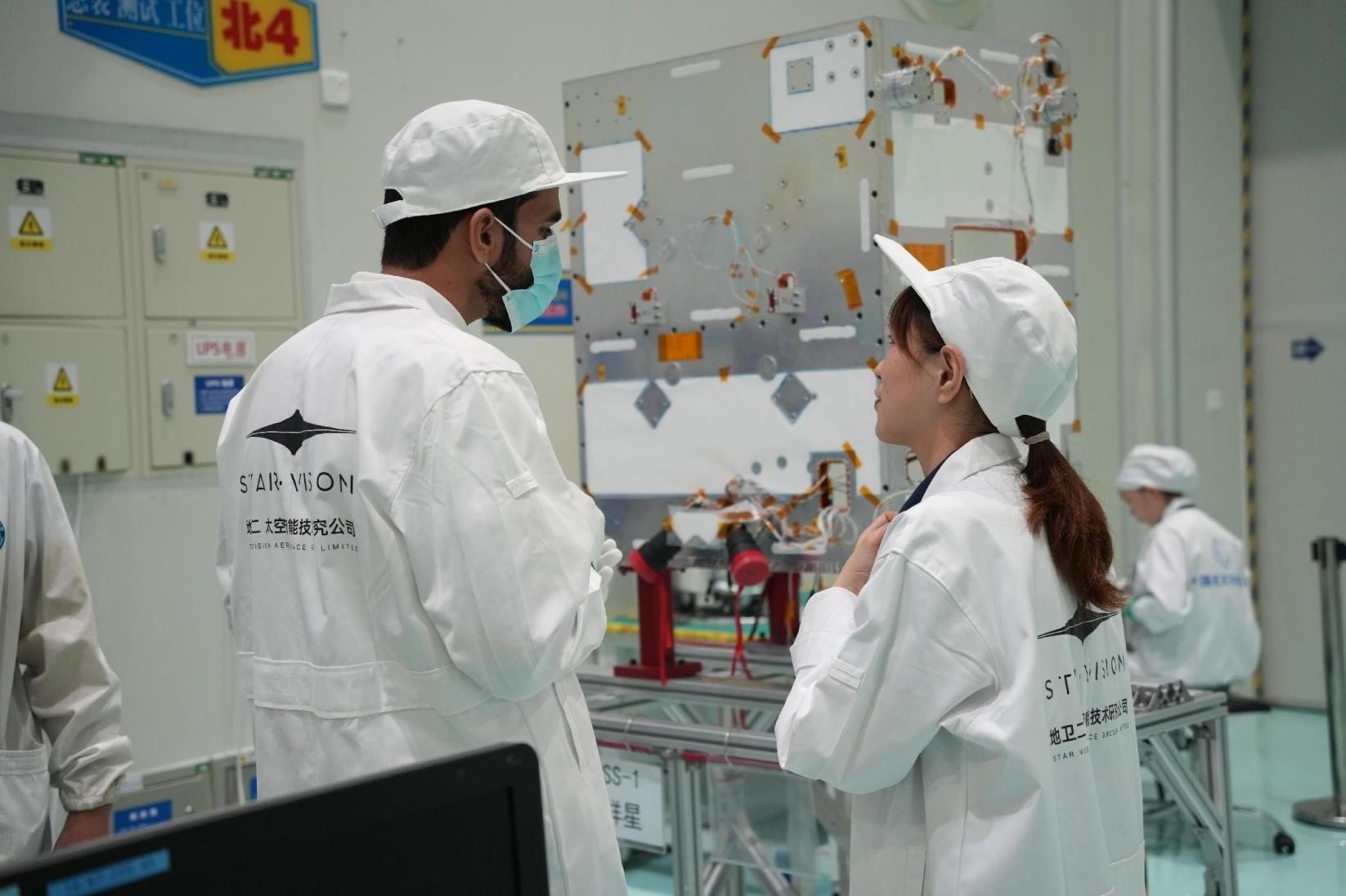 阿曼技術(shù)人員在中國接受培訓(xùn)。阿曼蘭斯航天公司供圖