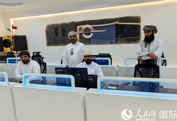 阿曼蘭斯航天公司員工在工作中。人民網(wǎng) 海瑟姆·穆扎恩攝