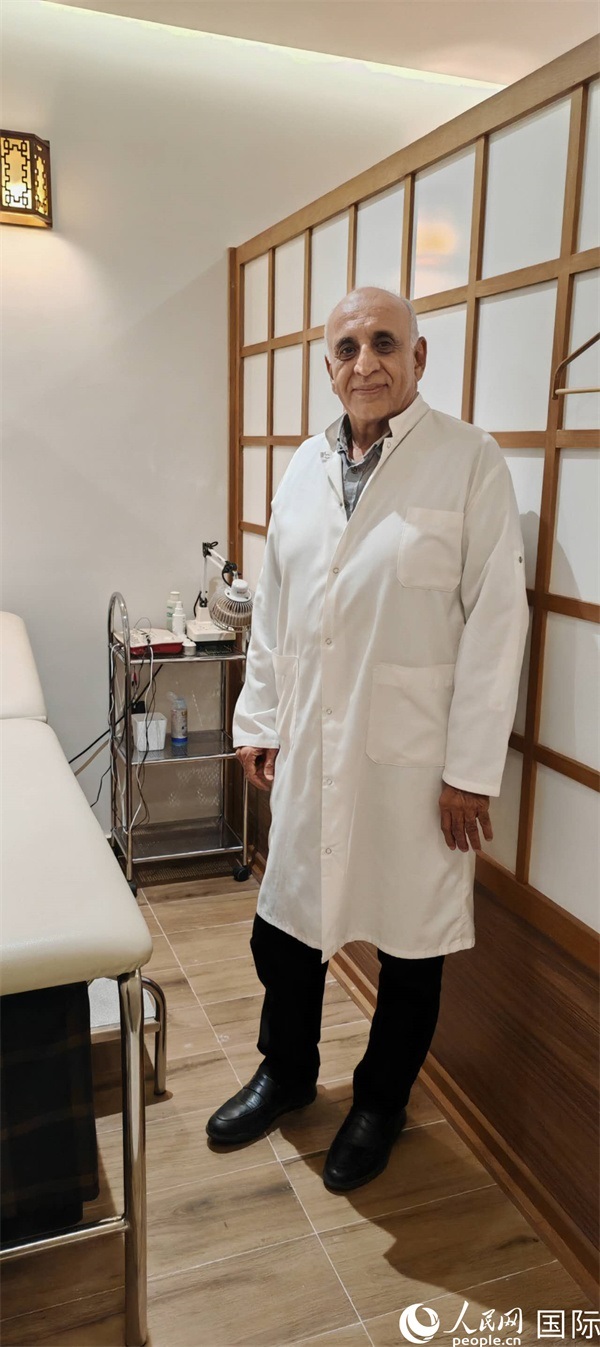 哈利勒在中醫(yī)診所。人民網記者 黃培昭攝