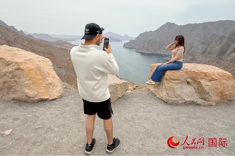 圖為游客參觀阿曼北部穆桑代姆峽灣。人民網 塔里克·易卜拉欣攝