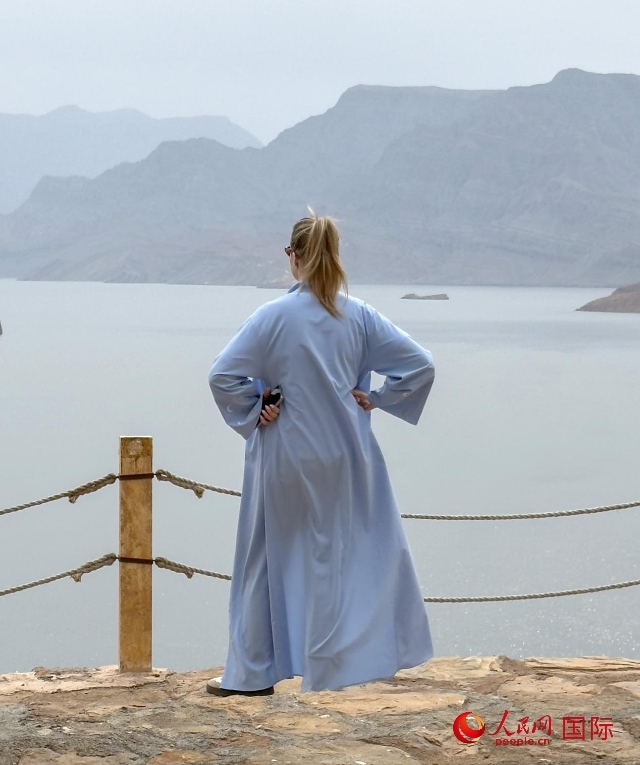 圖為一名游客正在俯瞰阿拉伯灣。人民網 塔里克·易卜拉欣攝