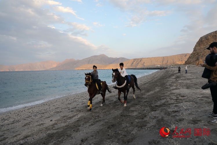 圖為游客在穆桑代姆一處海灘公園休閑玩耍。人民網記者 沈小曉攝