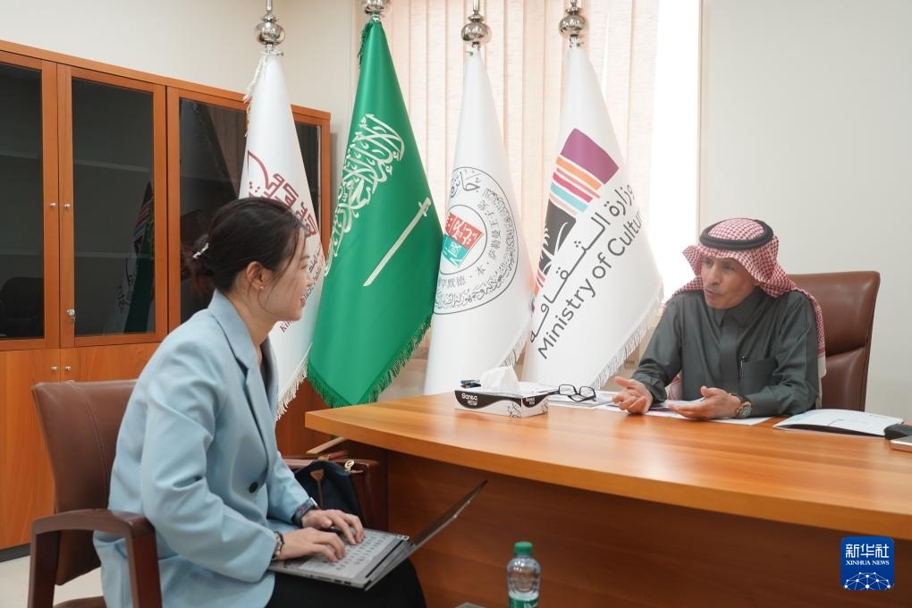 2月19日，“穆罕默德·本·薩勒曼王子沙特-中國文化合作獎(jiǎng)”（簡稱“穆罕默德·本·薩勒曼王子獎(jiǎng)”）秘書長阿卜杜勒·穆赫辛·阿基利（右）在沙特首都利雅得接受新華社記者專訪。新華社記者 尹炣 攝