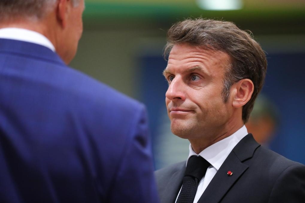 2023年6月29日，在比利時(shí)布魯塞爾，法國(guó)總統(tǒng)馬克龍（右）準(zhǔn)備出席歐盟峰會(huì)。新華社記者鄭煥松攝
