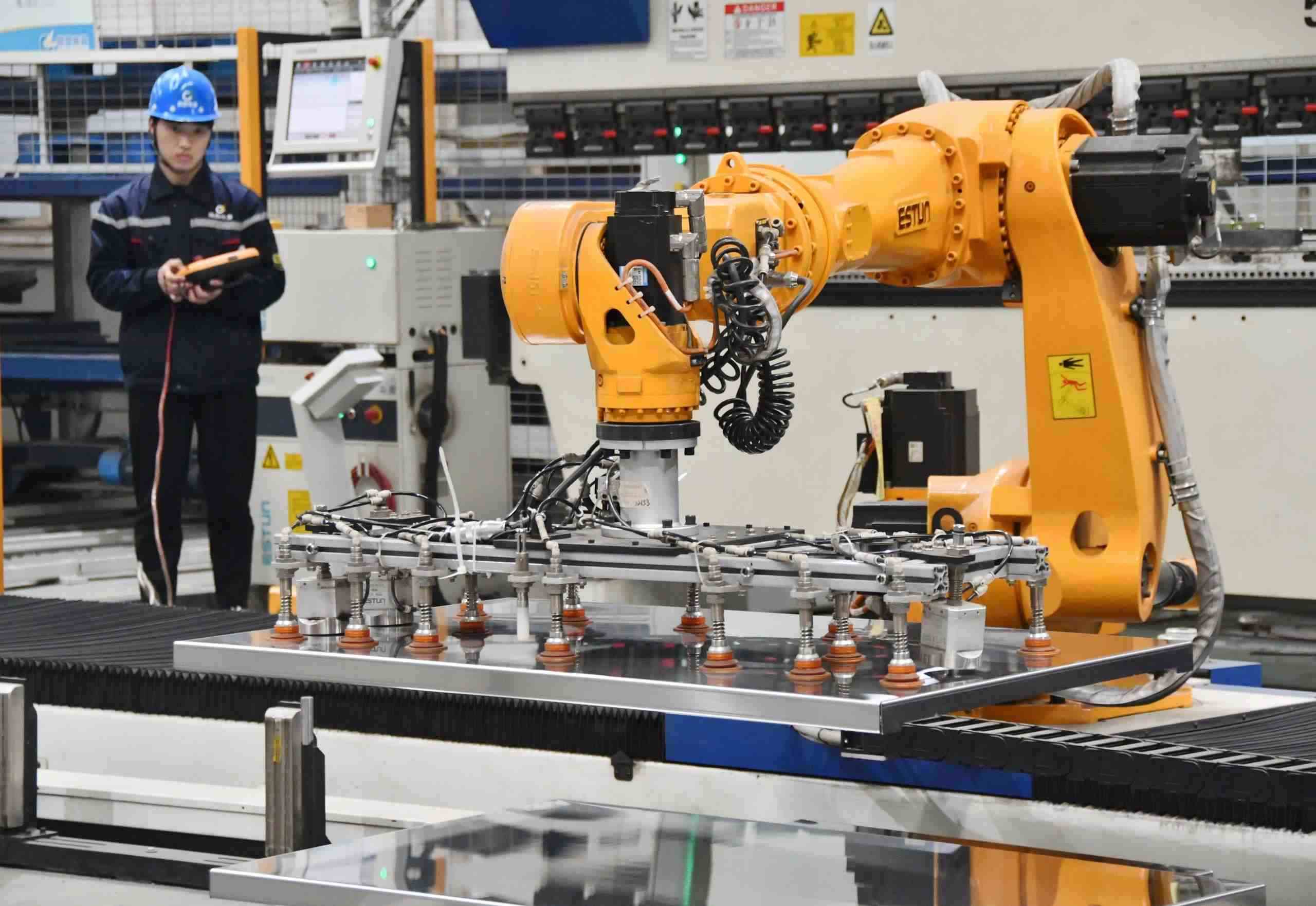 △2025年2月21日，河北邯鄲永年區(qū)工業(yè)園區(qū)的一家企業(yè)，工人正在操控工業(yè)機(jī)器人作業(yè)。