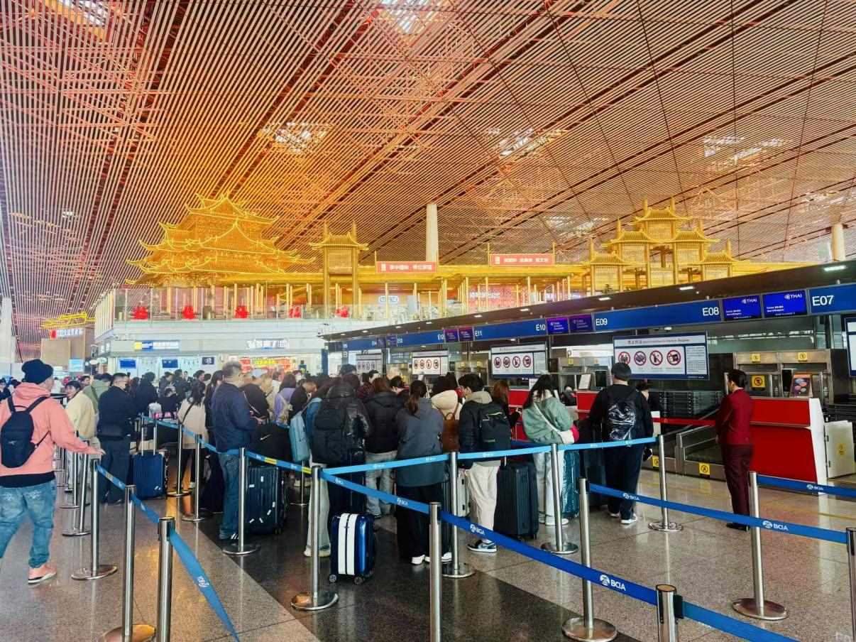 旅客在首都機(jī)場(chǎng)值機(jī)柜臺(tái)辦理乘機(jī)手續(xù)。人民網(wǎng)記者 喬雪峰攝