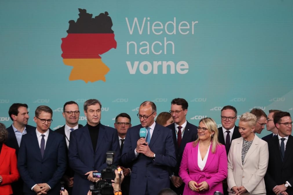 2月23日，在德國柏林的基督教民主聯(lián)盟總部，聯(lián)盟黨總理候選人默茨（中）在出口民調(diào)顯示領先后接受祝賀。新華社記者杜哲宇攝