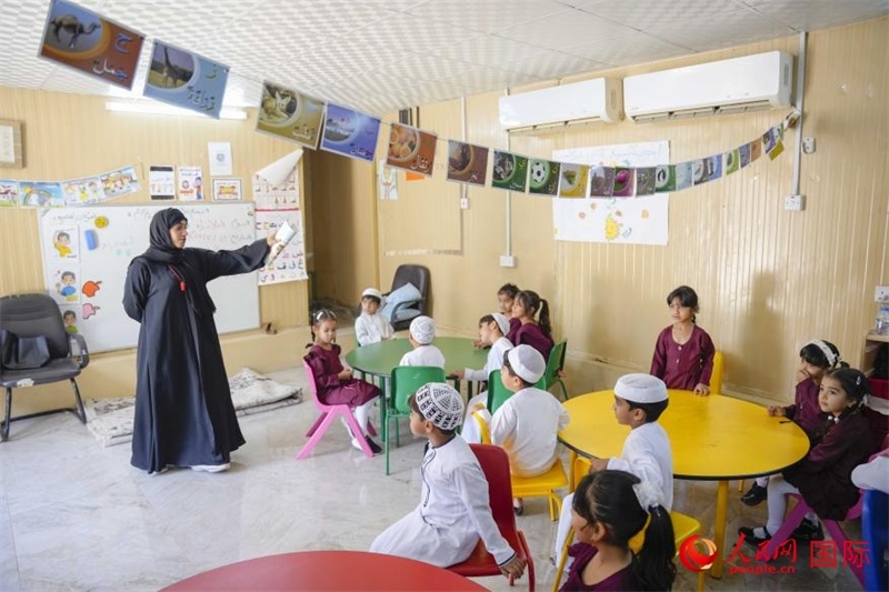 在庫(kù)姆扎爾的學(xué)校，老師正在給孩子們上課。人民網(wǎng) 塔里克·易卜拉欣攝
