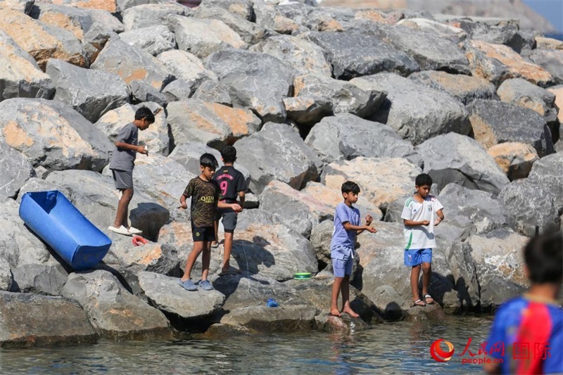 在海邊玩耍的孩子們。人民網(wǎng) 塔里克·易卜拉欣攝