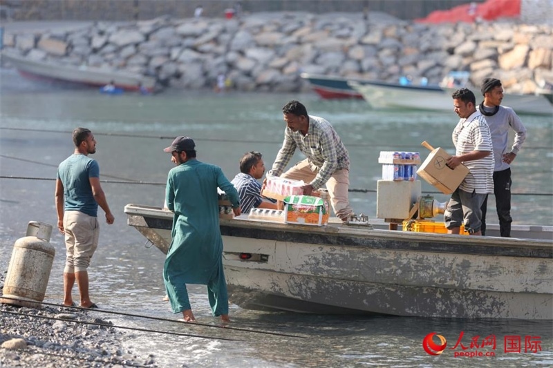 當(dāng)?shù)厝藗冊(cè)谶\(yùn)送生活物資。人民網(wǎng) 塔里克·易卜拉欣攝