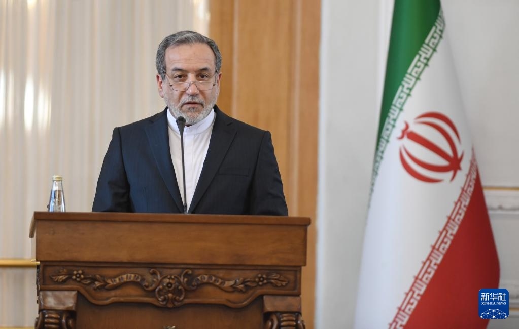 2月25日，在伊朗德黑蘭，伊朗外交部長阿拉格齊出席聯(lián)合新聞發(fā)布會。新華社記者 沙達提 攝