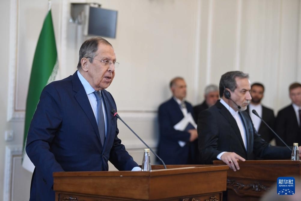 2月25日，在伊朗德黑蘭，俄羅斯外長拉夫羅夫（左）與伊朗外交部長阿拉格齊出席聯(lián)合新聞發(fā)布會。新華社記者 沙達提 攝