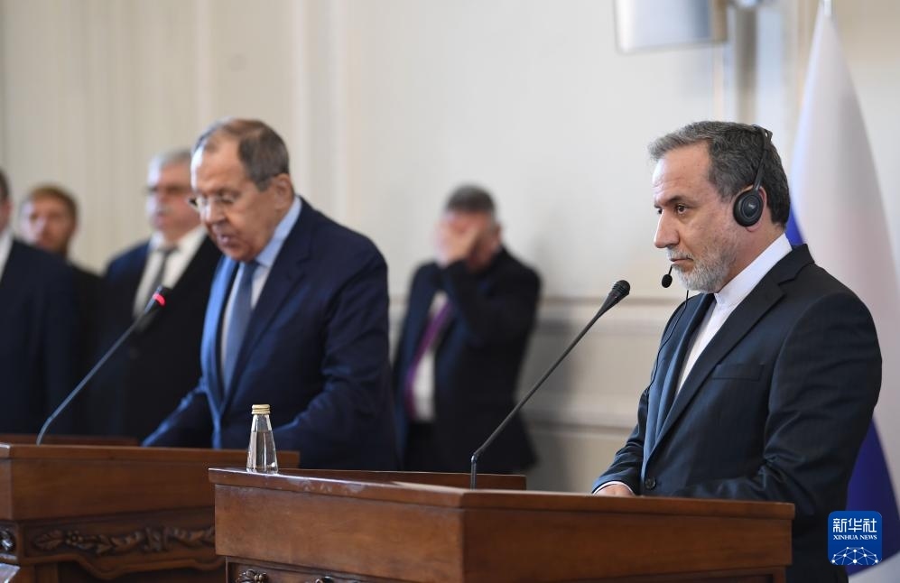 2月25日，在伊朗德黑蘭，伊朗外交部長阿拉格齊（右）與俄羅斯外長拉夫羅夫出席聯(lián)合新聞發(fā)布會。新華社記者 沙達提 攝