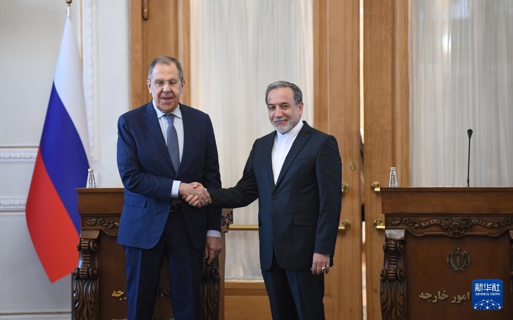 2月25日，在伊朗德黑蘭，伊朗外交部長阿拉格齊（右）與俄羅斯外長拉夫羅夫出席聯(lián)合新聞發(fā)布會。新華社記者 沙達提 攝