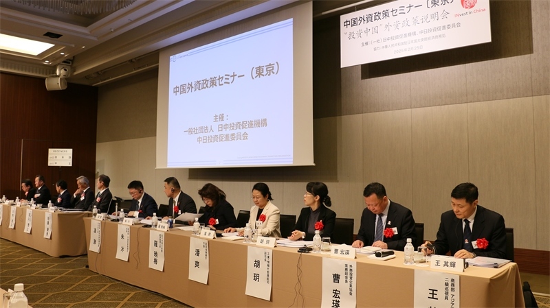 商務(wù)部和工業(yè)和信息化部相關(guān)司局負(fù)責(zé)人進(jìn)行政策說明以及答疑解惑。人民網(wǎng) 許可攝