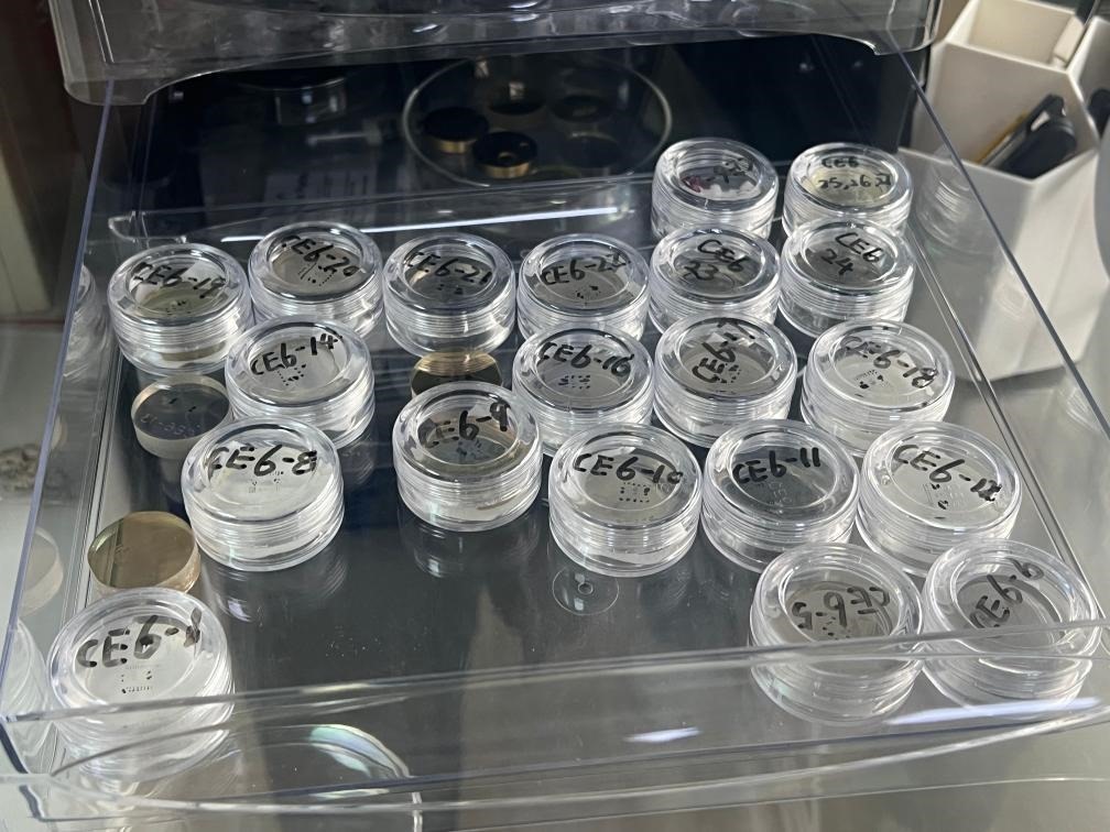 包含嫦娥六號樣品的樹脂靶。新華社記者 溫競?cè)A 攝