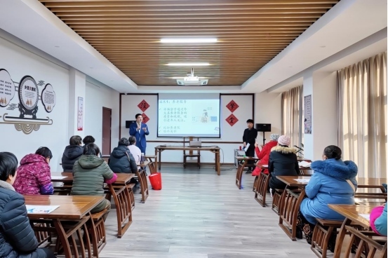 實踐支隊隊員在涇河村進行反詐宣講。學校供圖