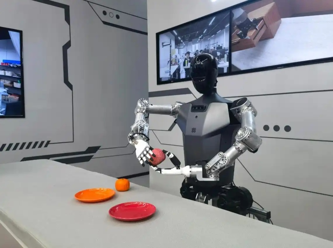 △2025年2月24日，北京“機(jī)器人大世界”展出的機(jī)器人正在完成日常家務(wù)。