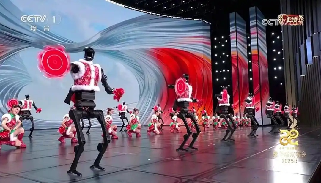 △今年春晚，宇樹(shù)科技人形機(jī)器人身穿東北特色的花棉襖扭秧歌，呈現(xiàn)出全新視覺(jué)效果。