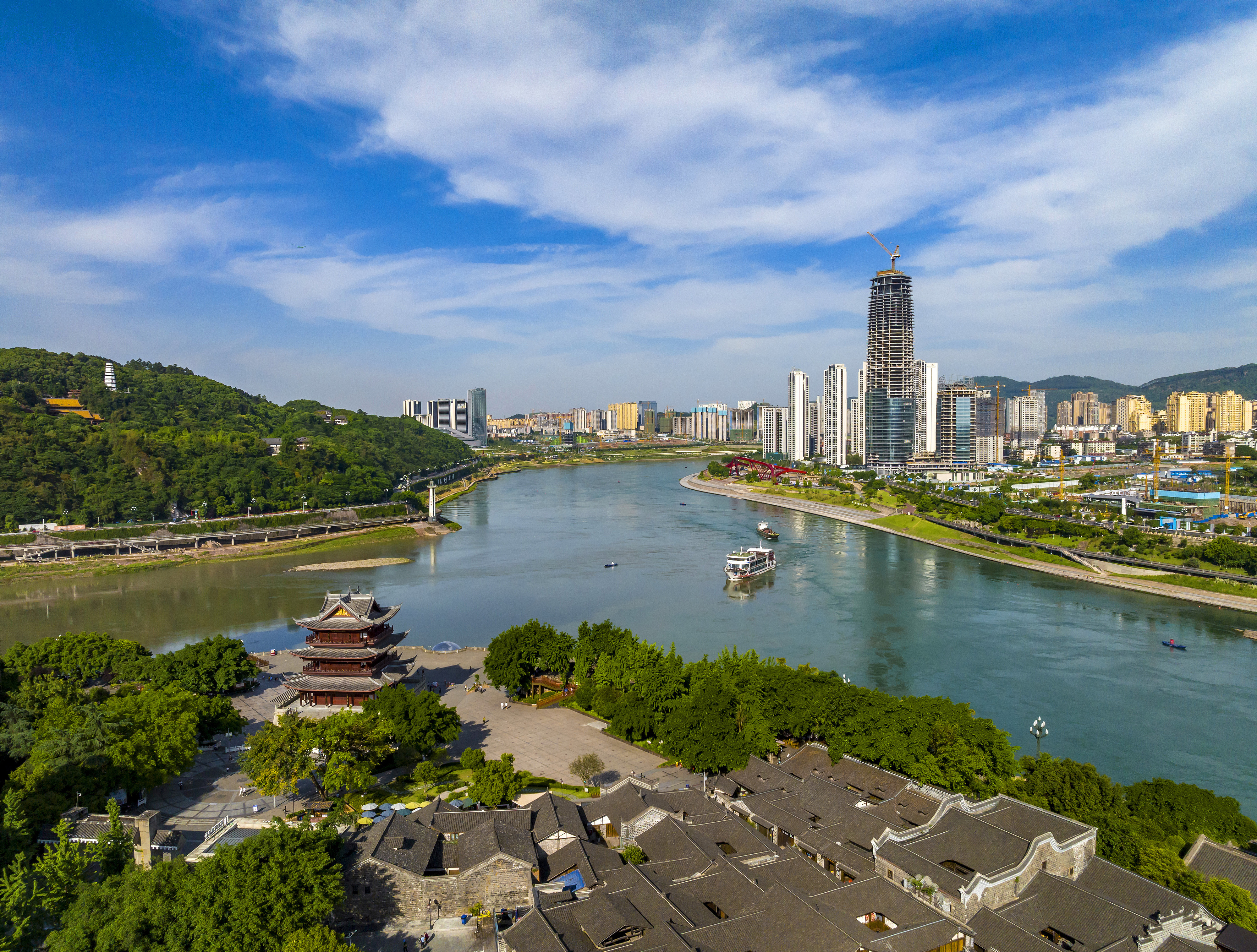 “長江首城”四川宜賓，經(jīng)過長江生態(tài)綜合治理后的三江交匯處風(fēng)光。