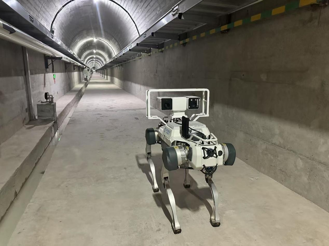 機(jī)器人正在對(duì)大壩廊道進(jìn)行巡檢，重點(diǎn)監(jiān)測(cè)裂縫，滲水點(diǎn)，積水等。水利部供圖