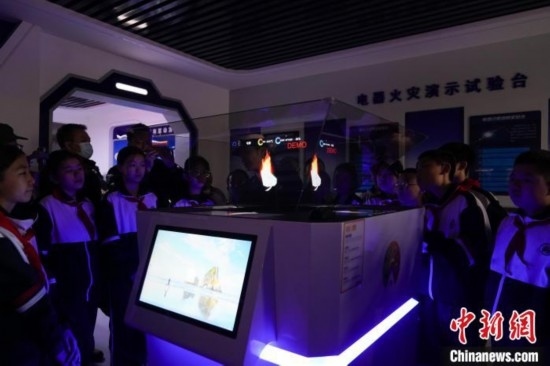 圖為學(xué)生們參觀道里區(qū)消防救援大隊(duì)消防科普體驗(yàn)館內(nèi)幻影成像燃燒三要素實(shí)驗(yàn)臺(tái)。中新社記者 趙宇航 攝