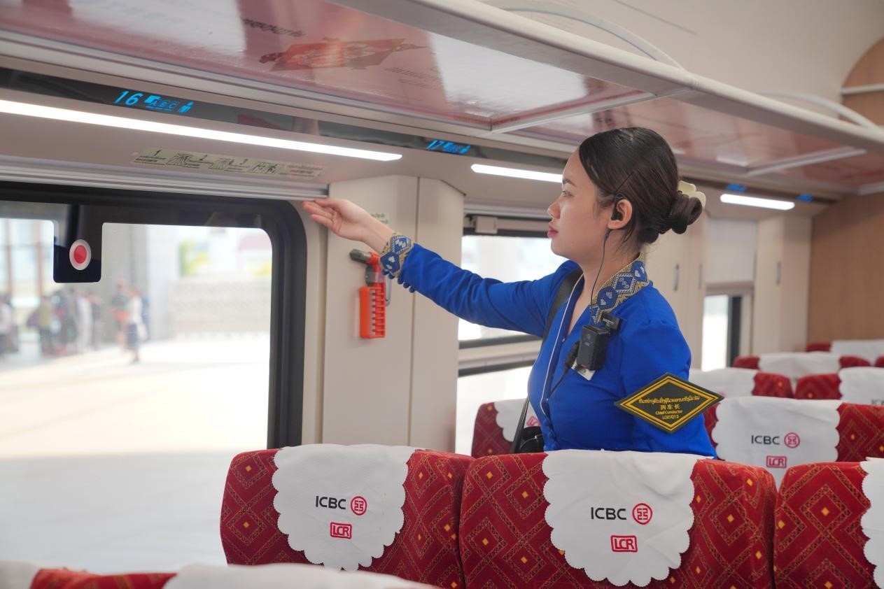 中老鐵路瀾滄號動車組列車長小麗正在進(jìn)行車廂檢查。老中鐵路有限公司供圖