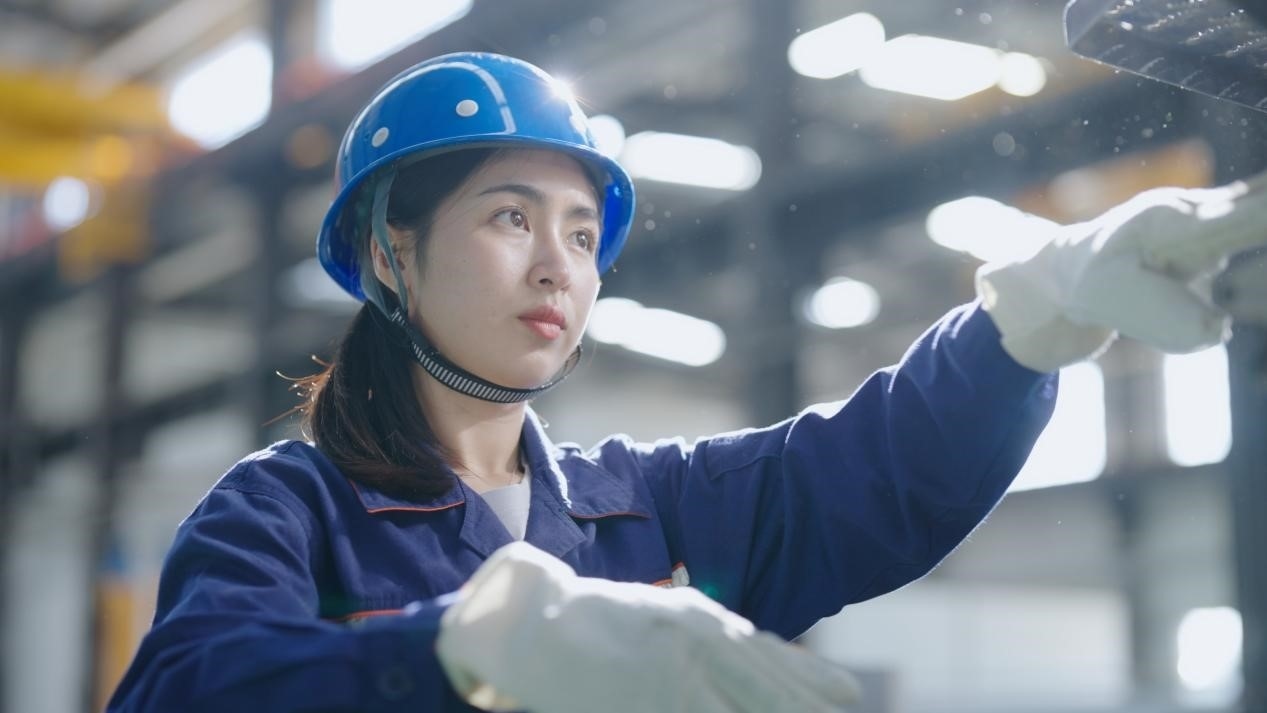 老中鐵路有限公司萬象運(yùn)營管理中心機(jī)輛車間希達(dá)在工作中。老中鐵路有限公司供圖