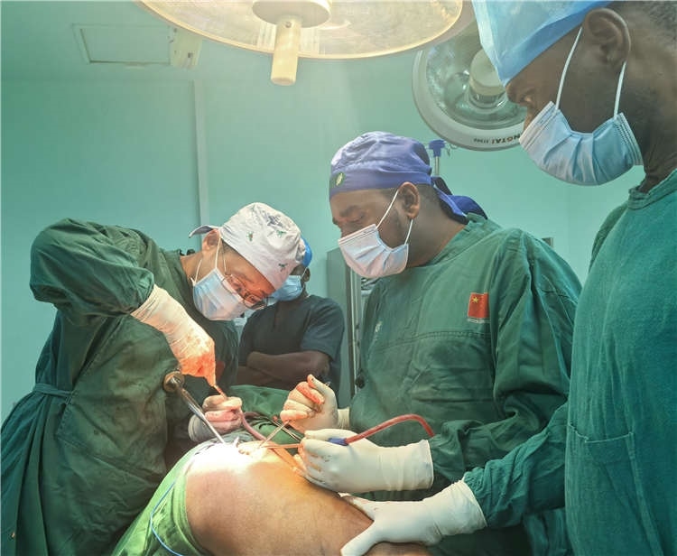 王磊醫(yī)師手術(shù)中。中國(guó)援桑醫(yī)療隊(duì)供圖
