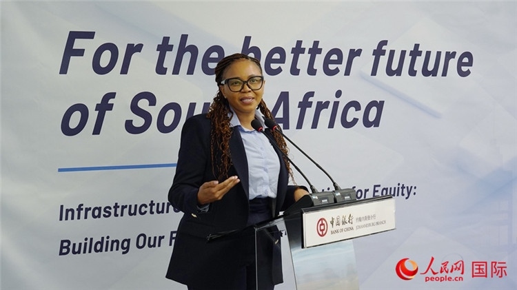 馬塞莫拉女士詳細(xì)介紹了南非政府在基礎(chǔ)設(shè)施建設(shè)方面的最新規(guī)劃和社會公益項目。人民網(wǎng) 劉暢攝