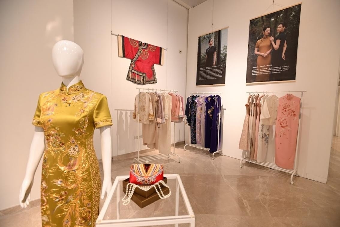 展覽現(xiàn)場展出各種款式的精美旗袍。新加坡中國文化中心供圖