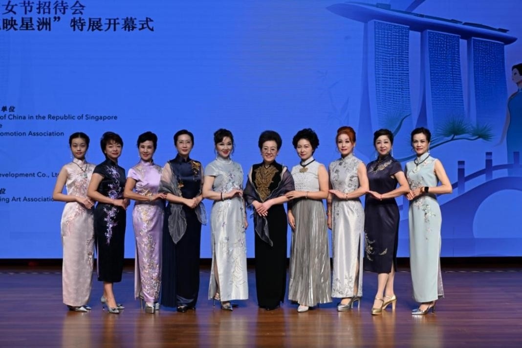 海派旗袍走秀展示著不同款式旗袍的獨特魅力。新加坡中國文化中心供圖