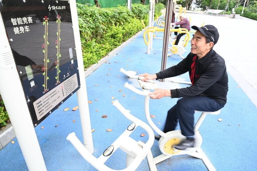 2023年4月24日，市民在福州市鼓樓區(qū)西河智慧體育公園使用智能競(jìng)賽健身車。新華社記者 林善傳 攝