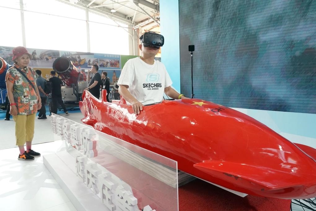 2023年9月15日，觀眾在2023國(guó)際冬季運(yùn)動(dòng)（北京）博覽會(huì)現(xiàn)場(chǎng)通過(guò)VR設(shè)備體驗(yàn)雪車。新華社記者 任超 攝