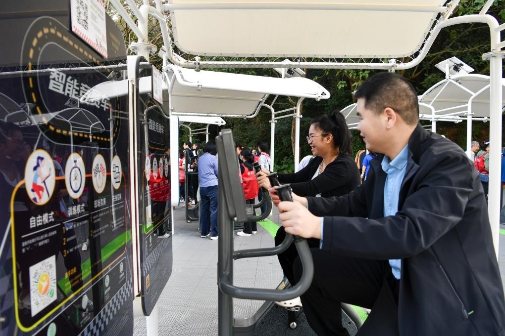 2024年1月20日，市民在蓮花山公園西區(qū)室外智能健身房參加競(jìng)賽活動(dòng)。當(dāng)日，深圳市室外智能健身競(jìng)賽活動(dòng)舉行。新華社記者 梁旭 攝