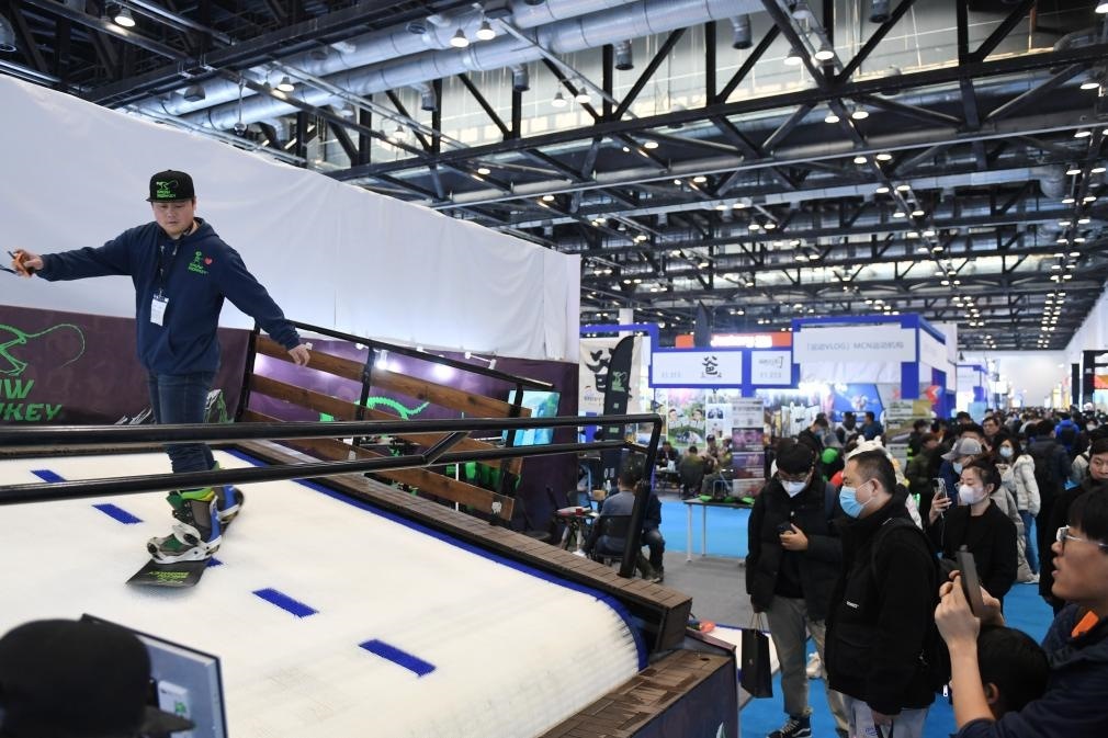 2023年2月11日，參觀者在展會(huì)上了解一款模擬滑雪設(shè)備。當(dāng)日，2023亞洲運(yùn)動(dòng)用品與時(shí)尚展在國(guó)家會(huì)議中心拉開帷幕。新華社記者 張晨霖 攝