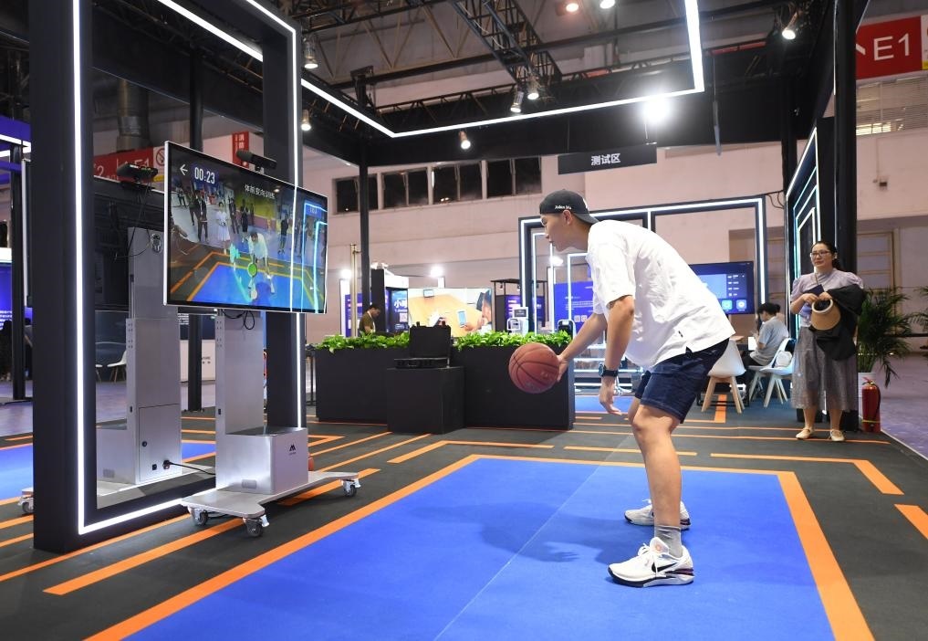 2023年8月25日，在HICOOL2023全球創(chuàng)業(yè)者峰會(huì)展覽展示區(qū)，觀眾體驗(yàn)AI智慧體育運(yùn)動(dòng)系統(tǒng)。當(dāng)日，HICOOL2023全球創(chuàng)業(yè)者峰會(huì)在位于北京市順義區(qū)的中國(guó)國(guó)際展覽中心（新館）開幕。新華社記者 任超 攝