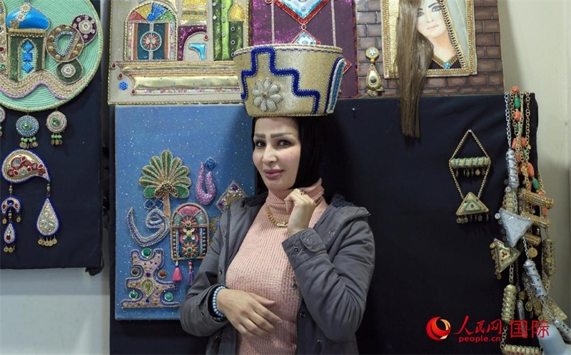 設(shè)計(jì)師展示亞述國王同款王冠。人民網(wǎng)伊納斯·易卜拉欣攝