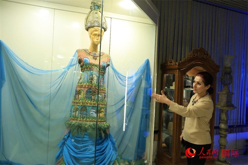 設(shè)計(jì)師展示服飾。人民網(wǎng)伊納斯·易卜拉欣攝