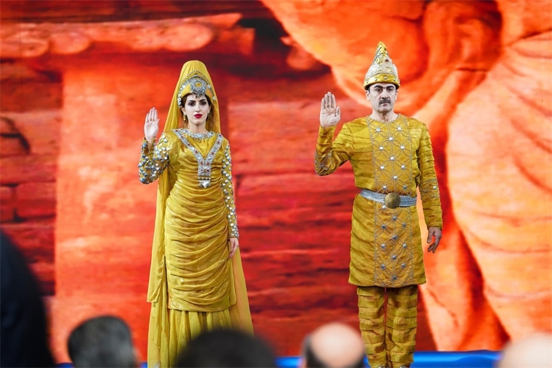 伊拉克時尚館舉辦的時裝展上，模特展示亞述時期服飾。伊拉克時尚館供圖