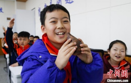 圖為學(xué)生在“國寶音樂會(huì)”社教課中體驗(yàn)吹陶塤。中新社記者 馬銘言 攝